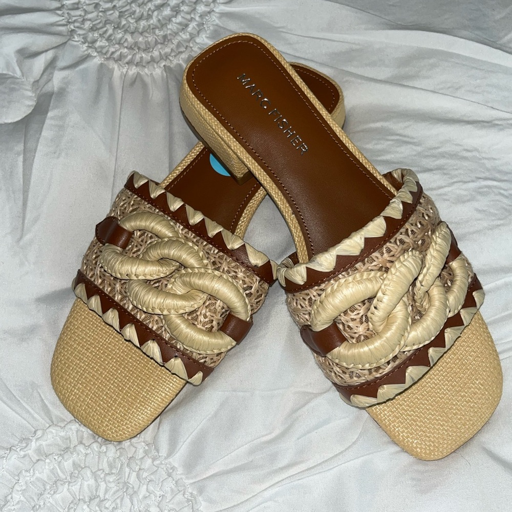 New Marc Fisher women casual flat sandals brown and beige size 6